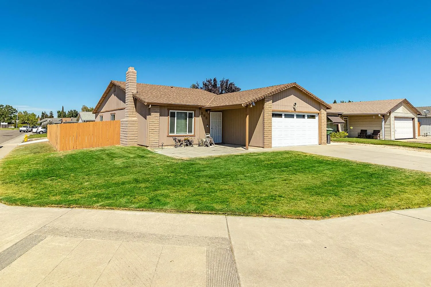 293 Robert Ave photo 1