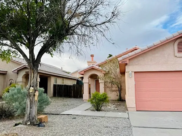 4405 Cuarzo Ave NW — Photo 2