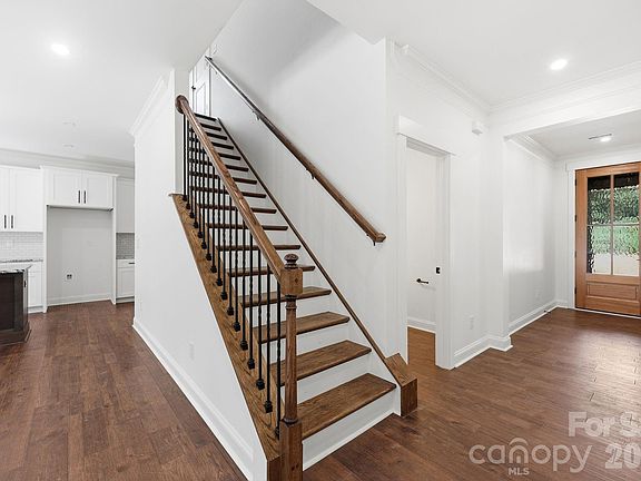 5th image of 335 Lake Farm Dr