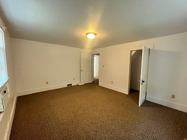 6 bed, 2400 sqft, $2,200 — Photo 3