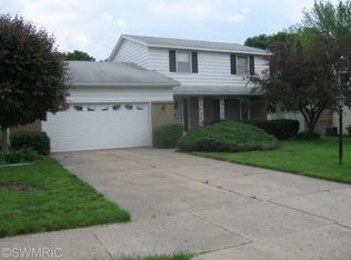 2738 Pohens Ave NW, Grand Rapids, MI 49544