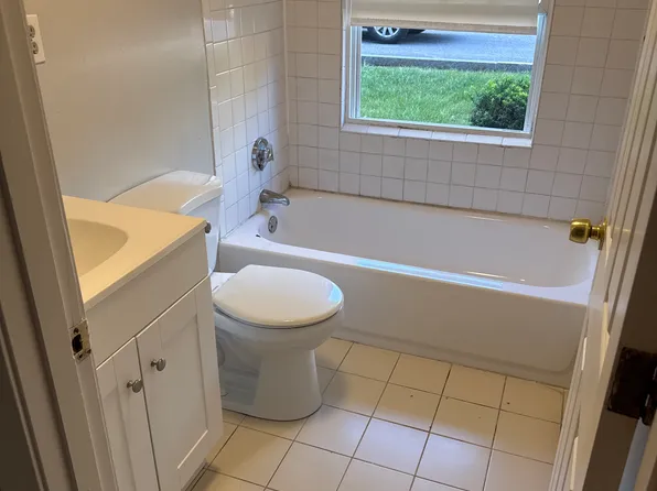 65 Mystic St APT 8, Methuen, MA 01844