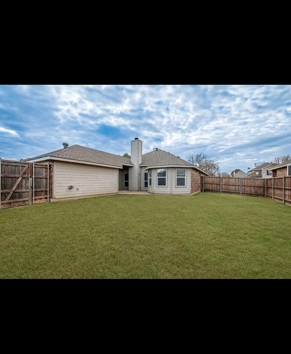 3 bed, 1689 sqft, $2,400 — Photo 3