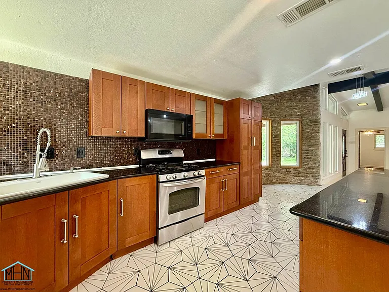 100 Bluet Ln — Photo 7