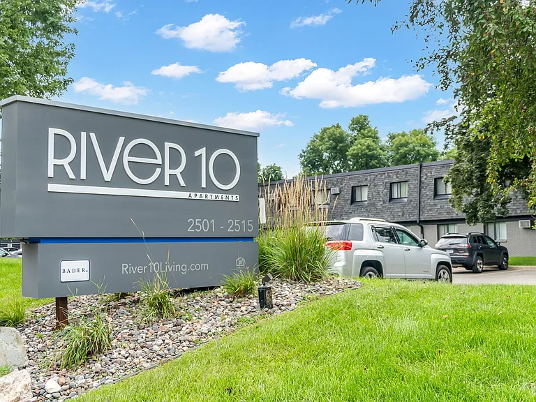 River 10 Apartments — Photo 40