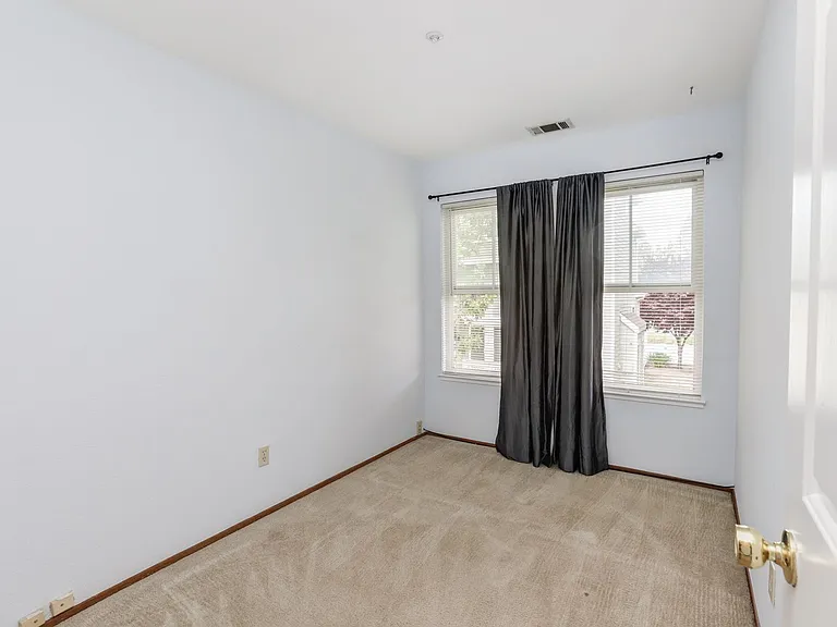 1055 Hull Ln — Photo 21