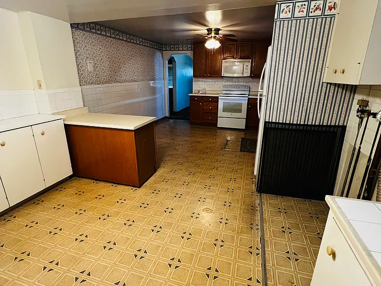 Kitchen and washer&dryer area