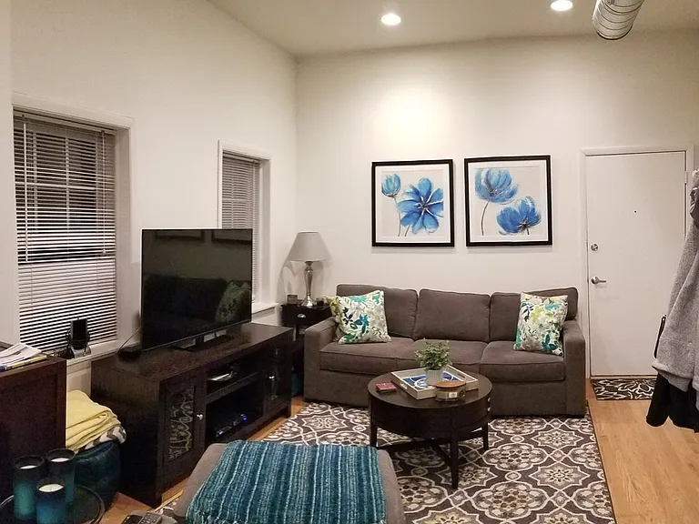 2039 W Erie St #2R — Photo 4