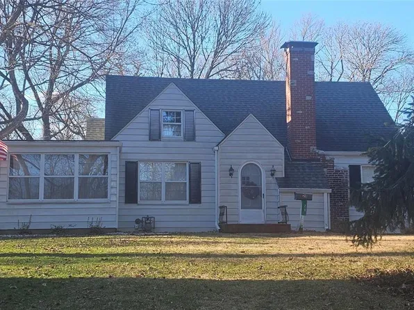 28 Woodside Dr, Belleville, IL 62223