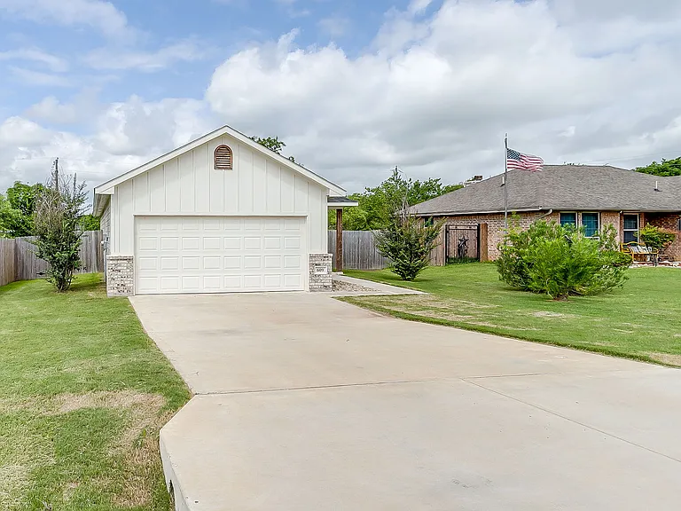 609 Mesquite Dr — Photo 2