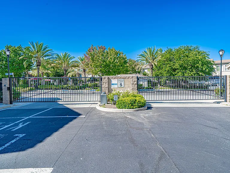 25410 Dry Creek Ct — Photo 20