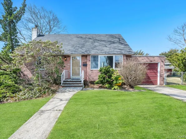 200 Victory Drive, Massapequa Park, NY 11762