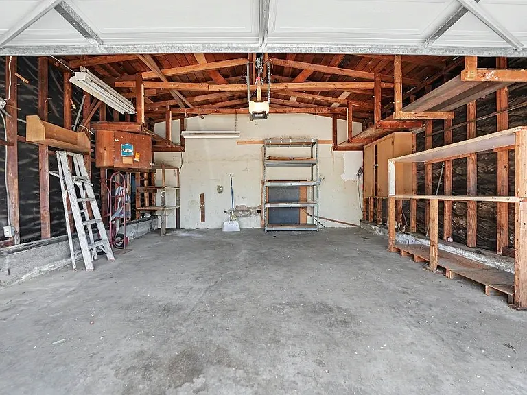 636 35th St — Photo 2