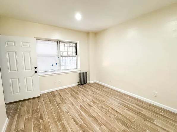 25-42 33rd Street image 4 of 17