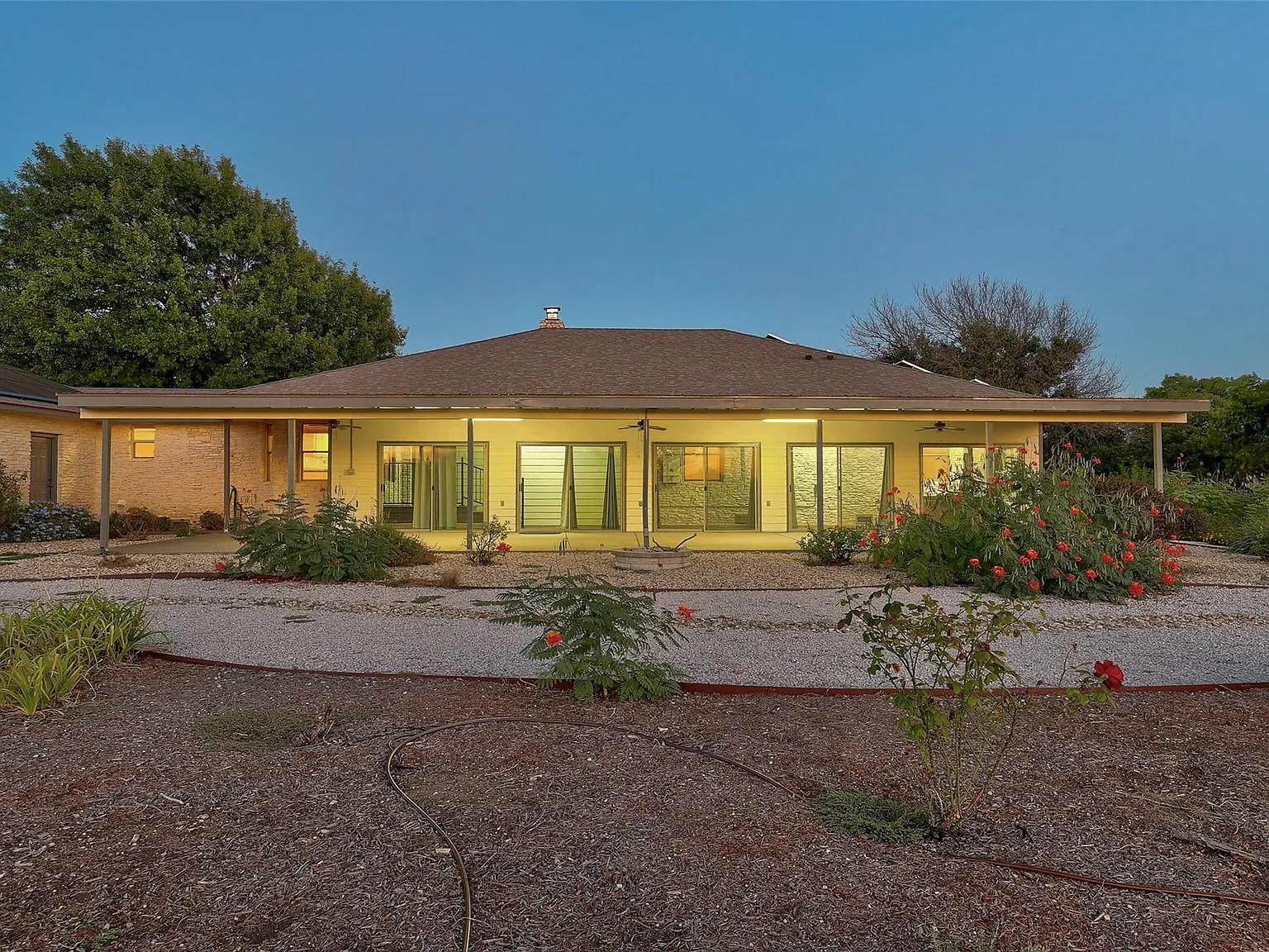 3 bed, 2.0 bath, 2383 sqft, $4,000 — Photo 4