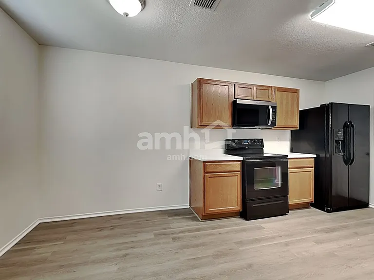 1421 Englewood Dr — Photo 4