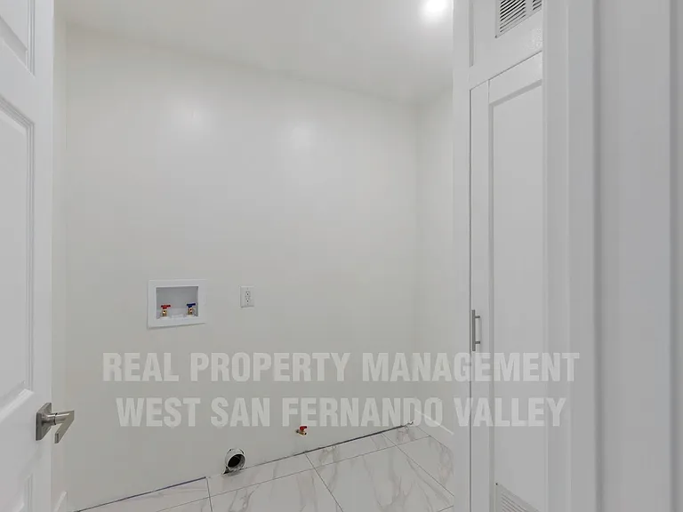 9801 Columbus Ave — Photo 14