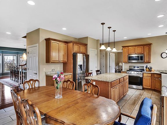 4th image of 1010 Country Club Rd