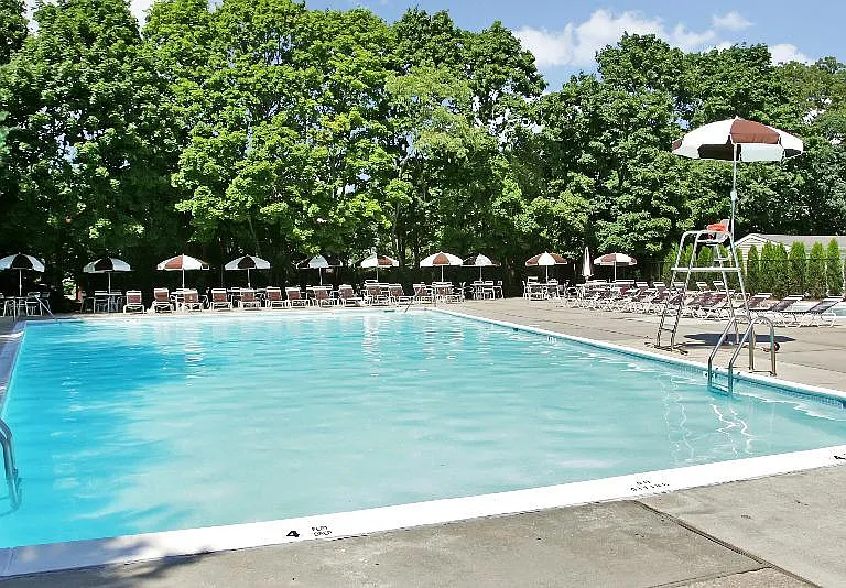 Pool & Sun Deck