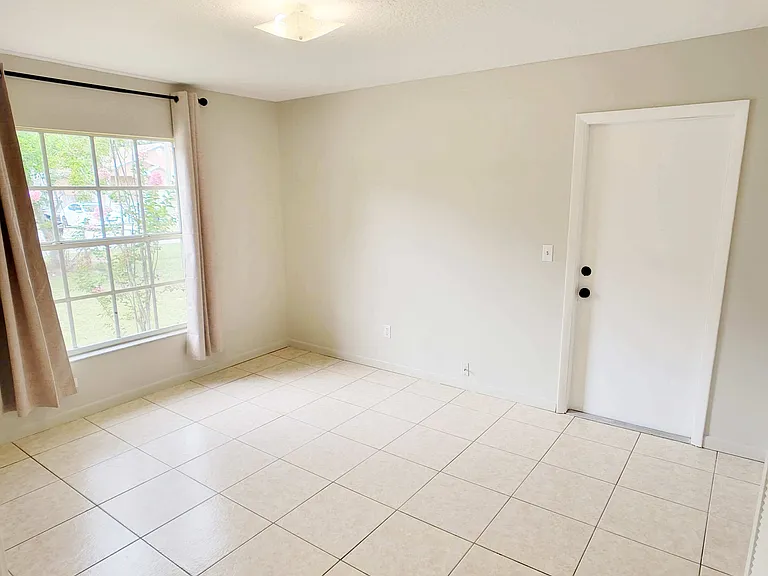 8411 N Greenwood Ave — Photo 6