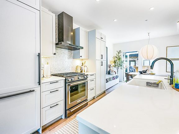 5th image of 525 E 2nd St #127