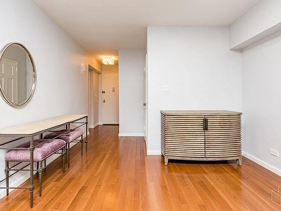 5th image of 3901 Independence Ave APT 4L
