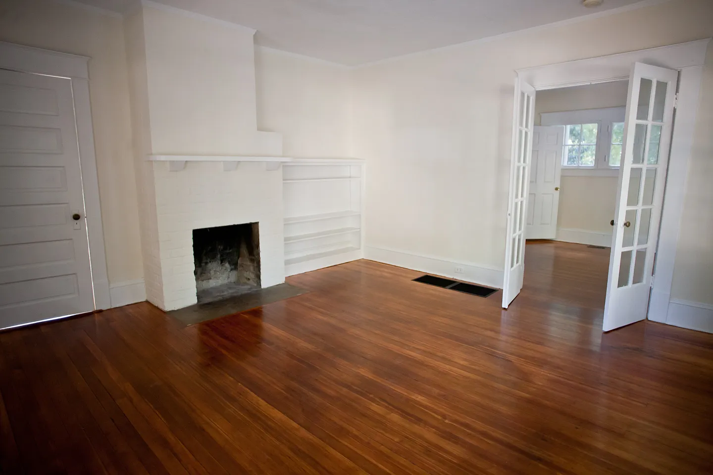 One Bedroom Renovated Cottage Apartment on North St. - Walk to Campus! — Photo 2