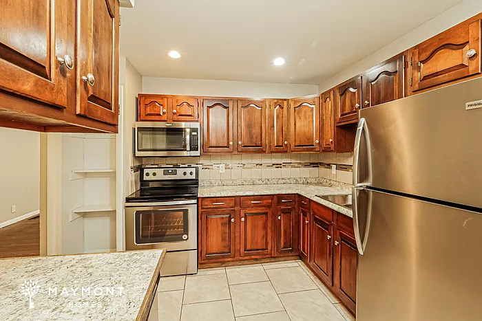 3 bed, 1.5 bath, 1005 sqft, $1,500 — Photo 4