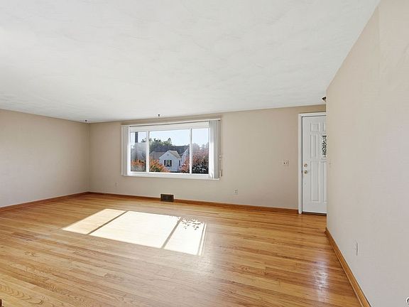 3rd image of 115 Plaxdale Rd