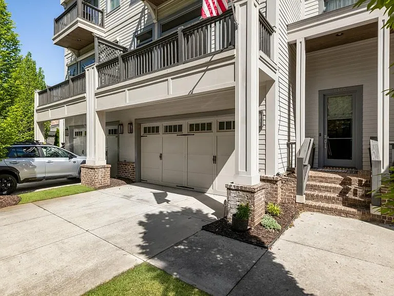 1079 Canton St — Photo 2