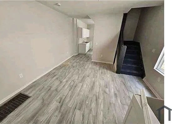 226 Oxford Ave — Photo 2