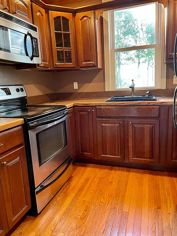 3 bed, 1.5 bath, 2400 sqft, $4,000 — Photo 2