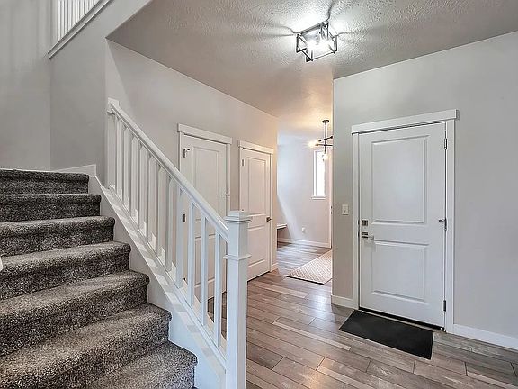 Entry w/ closet & half-bath
