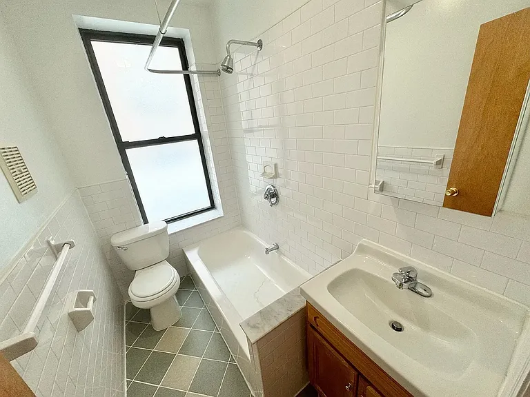352 W 15th St #402 — Photo 13