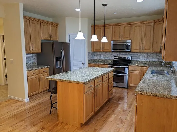7 bed, 3.5 bath, 3965 sqft, $3,249 — Photo 2