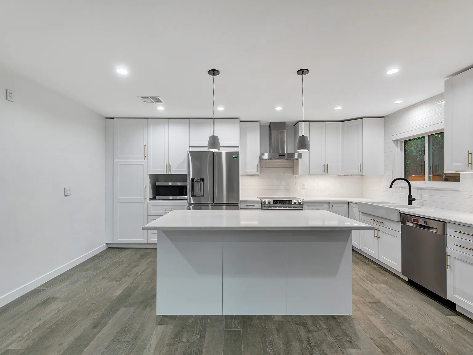 887 Victor Ave — Photo 3