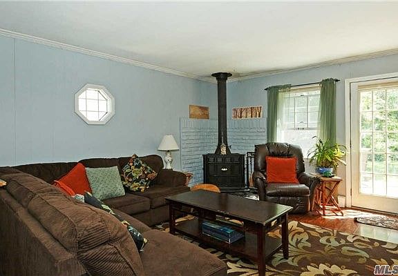 3rd image of 61 Hawthorne Ave