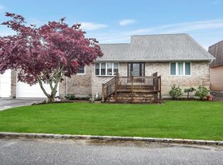 844 E Bay Dr, West Islip, NY