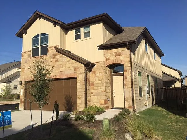 3 bed, 2.5 bath, 2300 sqft, $900 — Photo 1