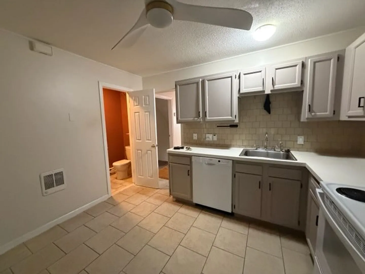 2 Bedroom 1.5 bath condo with attached garage — Photo 1