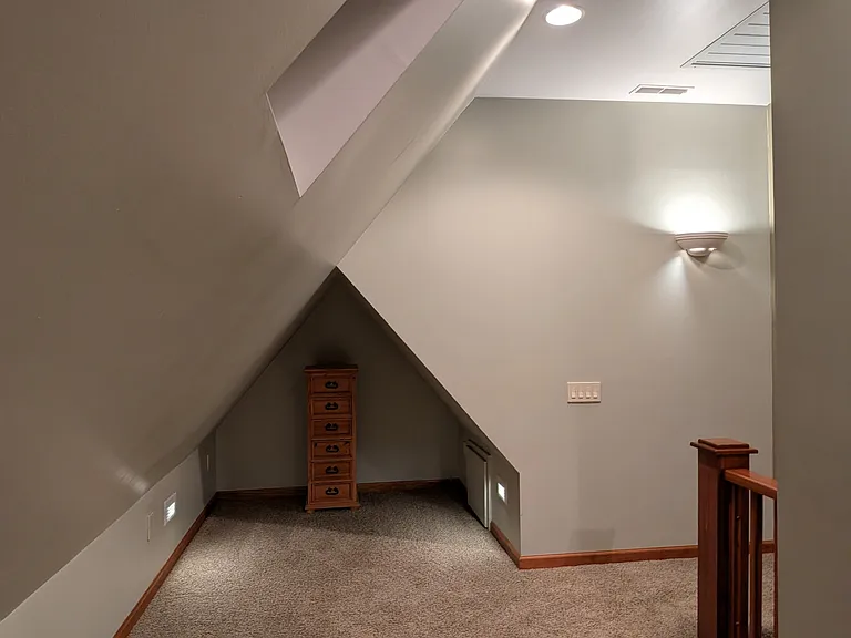 704 E West St — Photo 11