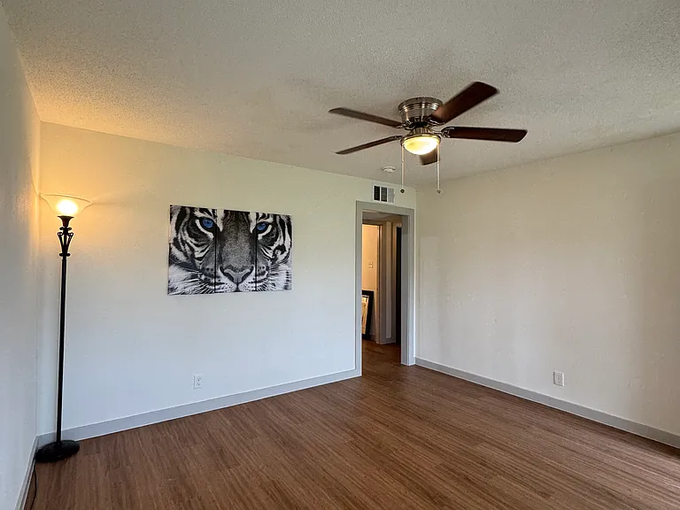 2109 W Avenue B #B — Photo 8