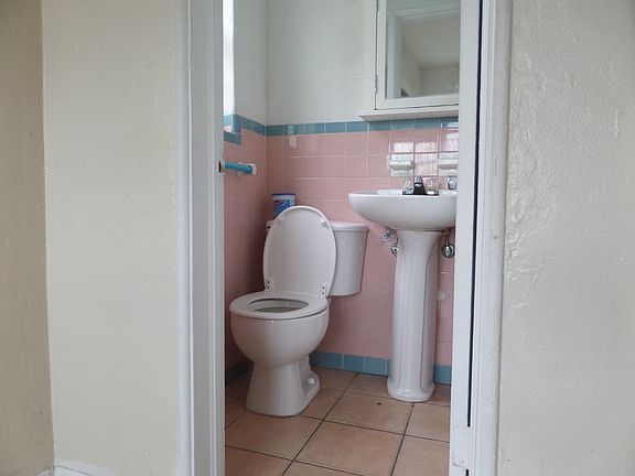 4th image of 1455 Michigan Ave APT 18