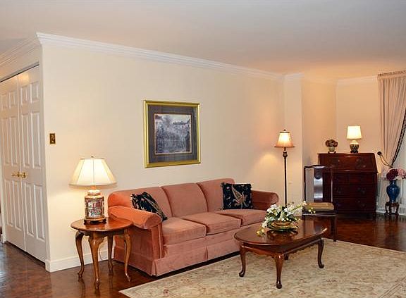 A large LR, for entertaining family and friends!