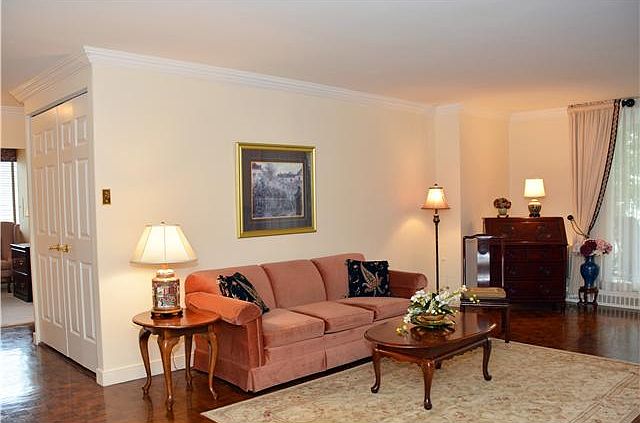 A large LR, for entertaining family and friends!