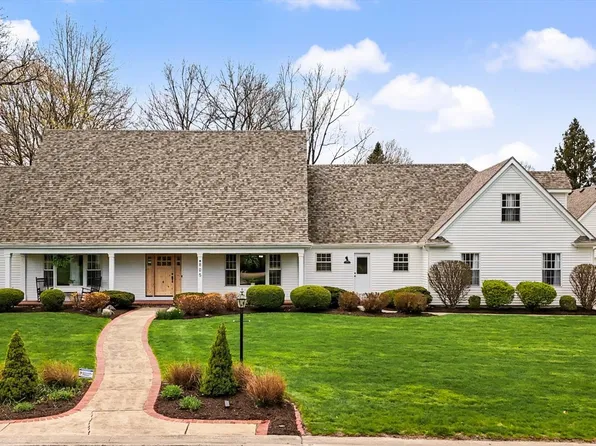 805 Deer Run Dr, Mahomet, IL 61853