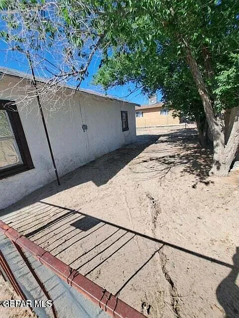 2 bed, 1.0 bath, 700 sqft, $700 — Photo 2