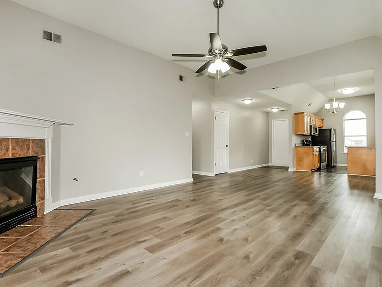 1332 Custer Dr E — Photo 5