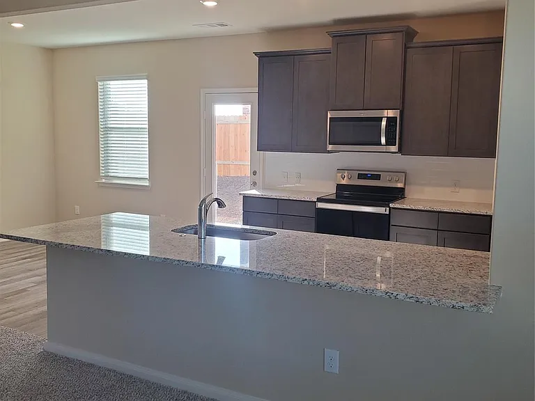 1911 Lilac Dr — Photo 4
