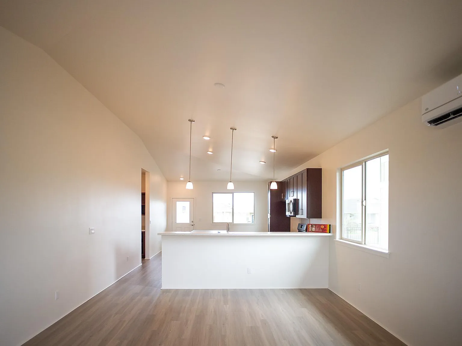 3 bed, 2.5 bath, 1663 sqft, $3,800 — Photo 3